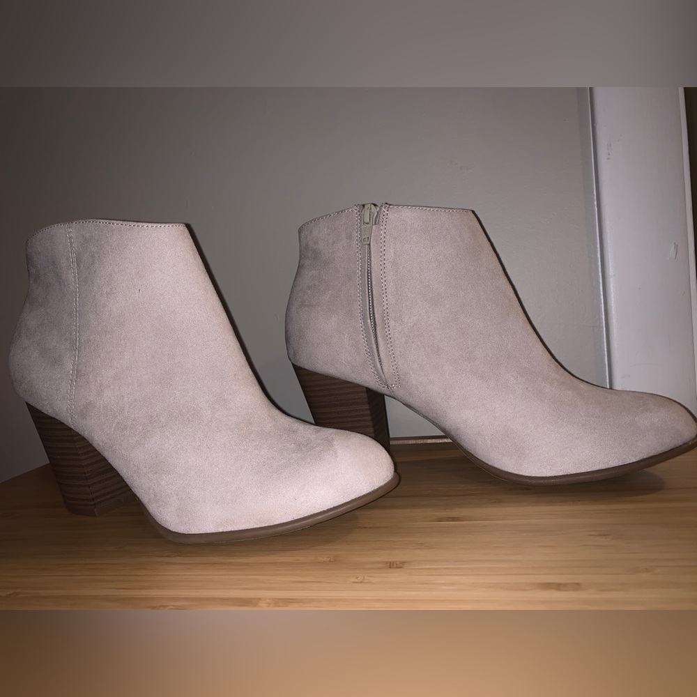 New without tags Old Navy water and stain repellant boots. Size 10.